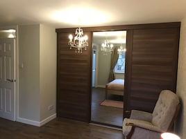 Quarto casal, banheiro compartilhado | 1 quarto, roupas de cama premium, escrivaninha, quartos à prova de som
