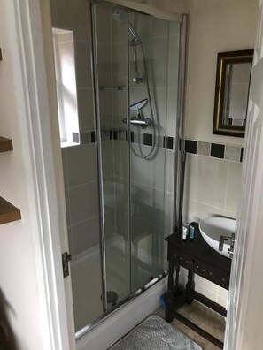 Regadera, amenidades de baño gratuitas, secadora de cabello, toallas 