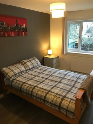 1 bilik tidur, peralatan tempat tidur premium, meja, kalis bunyi 