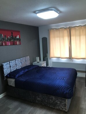 1 bedroom, premium bedding, desk, soundproofing - Sage House (Northampton)