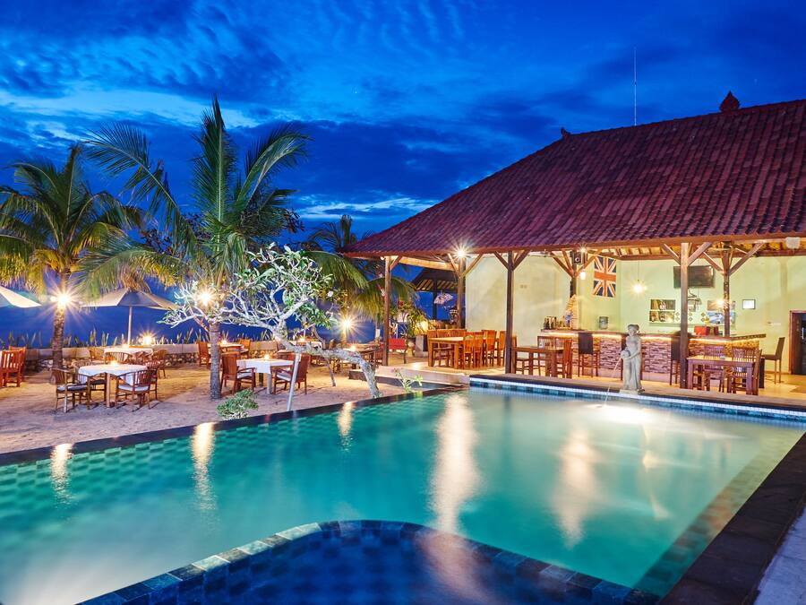 Una piscina al aire libre