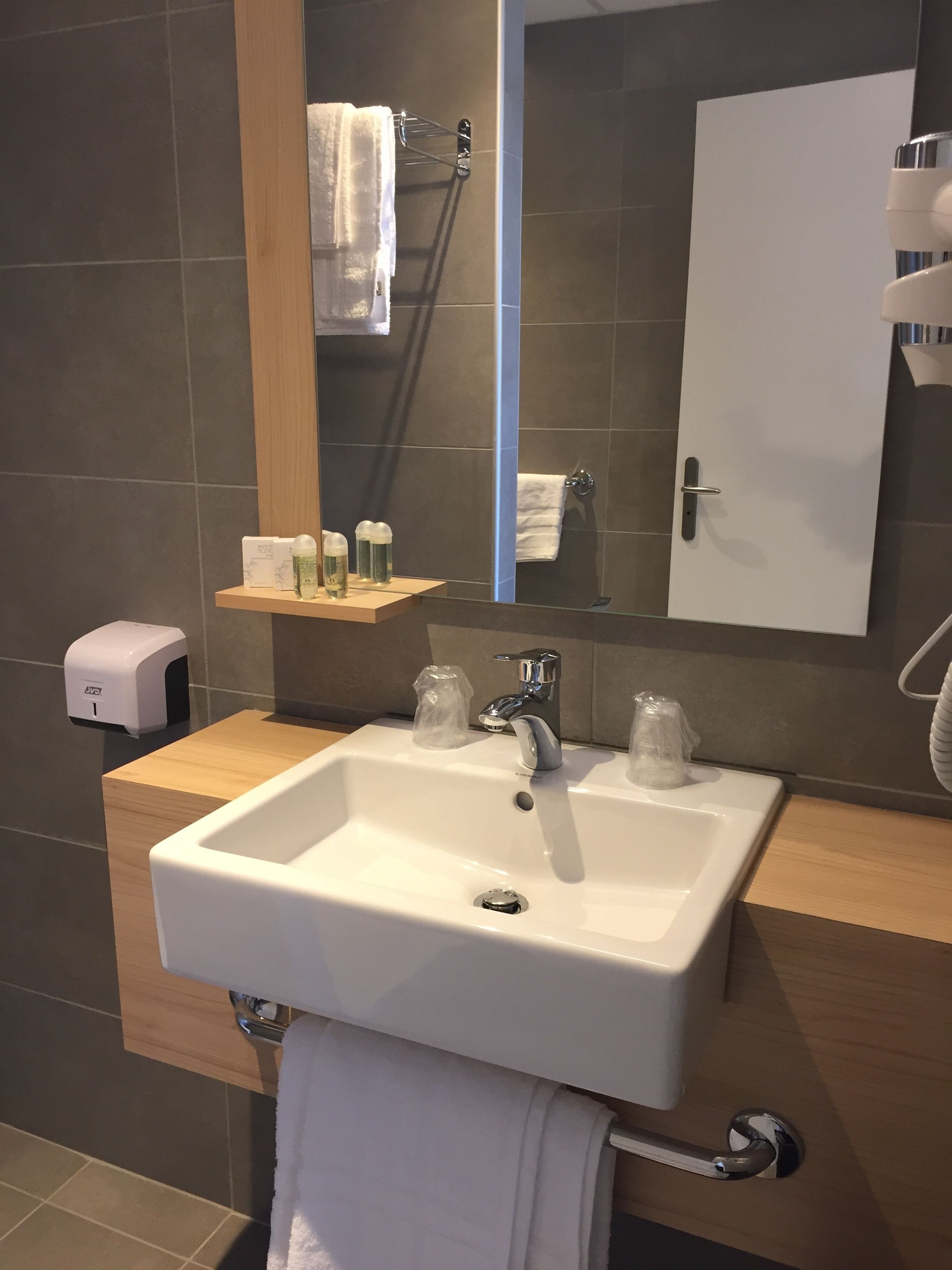 double room | bathroom | shower, free toiletries, towels