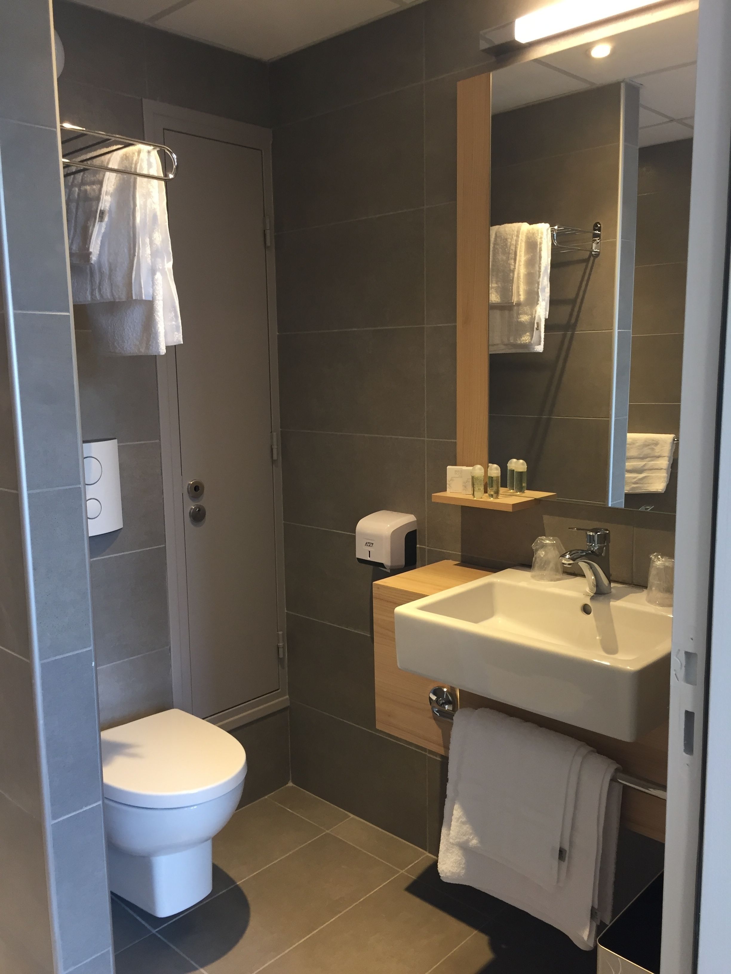 quadruple room | bathroom | shower, free toiletries, towels