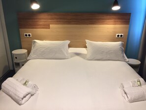 Ropa de cama de alta calidad y caja de seguridad en la habitación