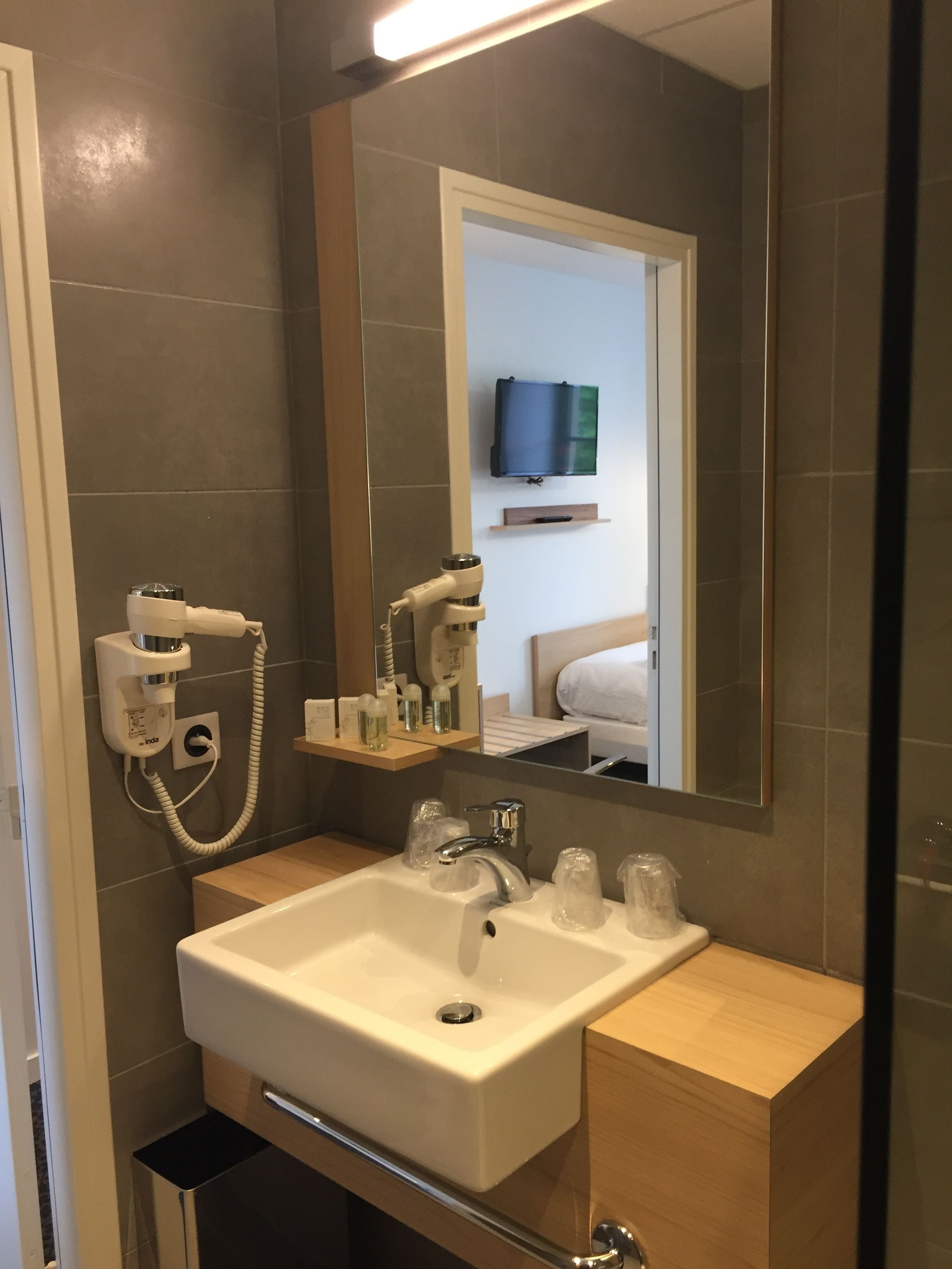 shower, free toiletries, towels