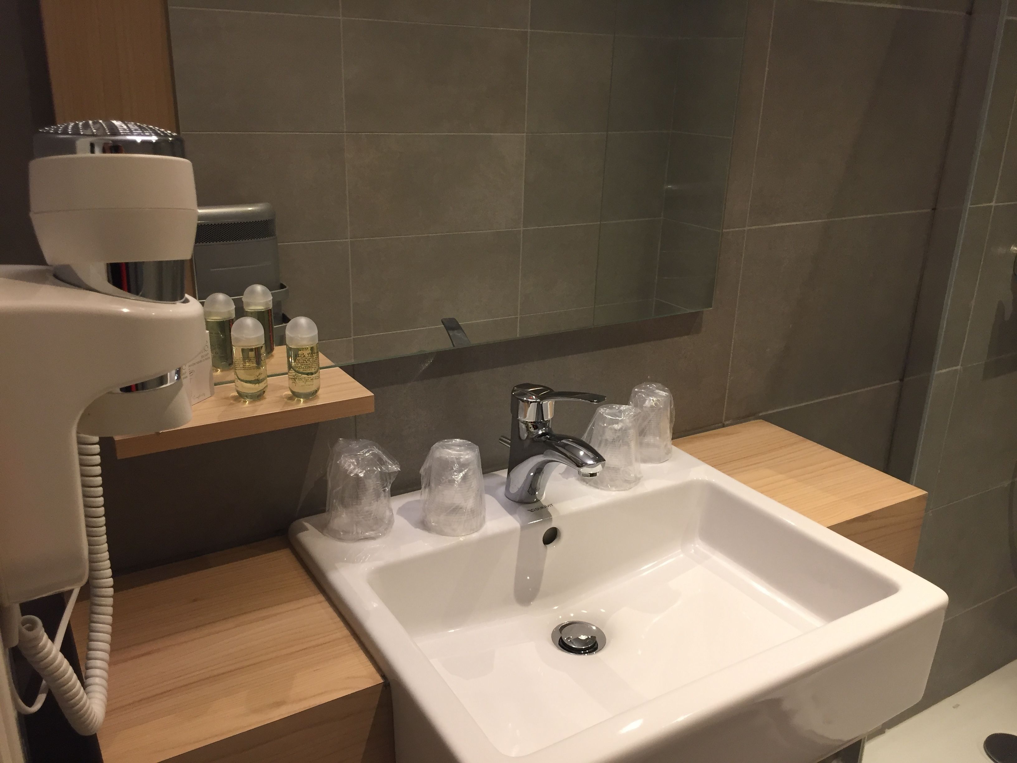 shower, free toiletries, towels