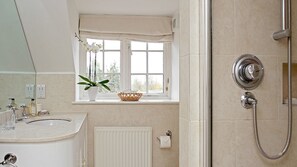 Småhus | Bad | Kombinert dusj/badekar, toalettartikler (inkludert) og hårføner