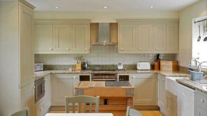 Cottage | Private kitchen | Full-size fridge, microwave, oven, stovetop