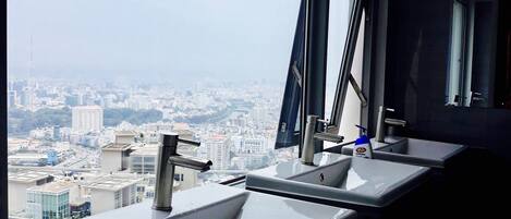 Douche, articles de toilette gratuits, chaussons