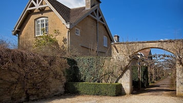 Cottage | Property entrance