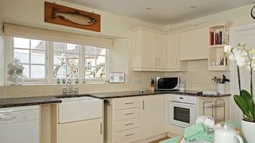Cottage | Private kitchen | Full-sized fridge, microwave, oven, stovetop