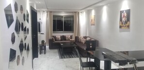 Televisi layar datar 42-inci dengan saluran TV kabel dan TV