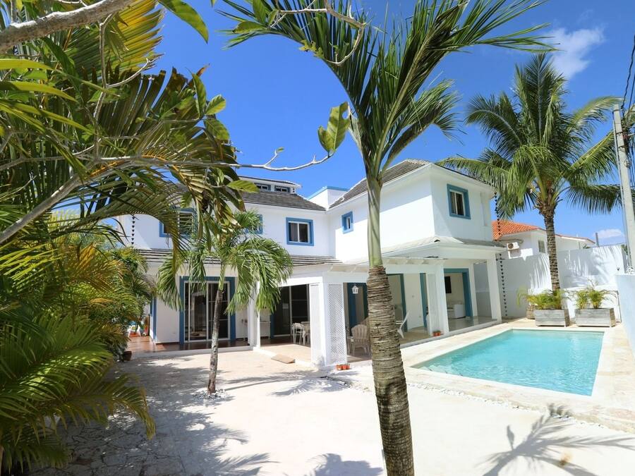 Utendørsbasseng og solsenger