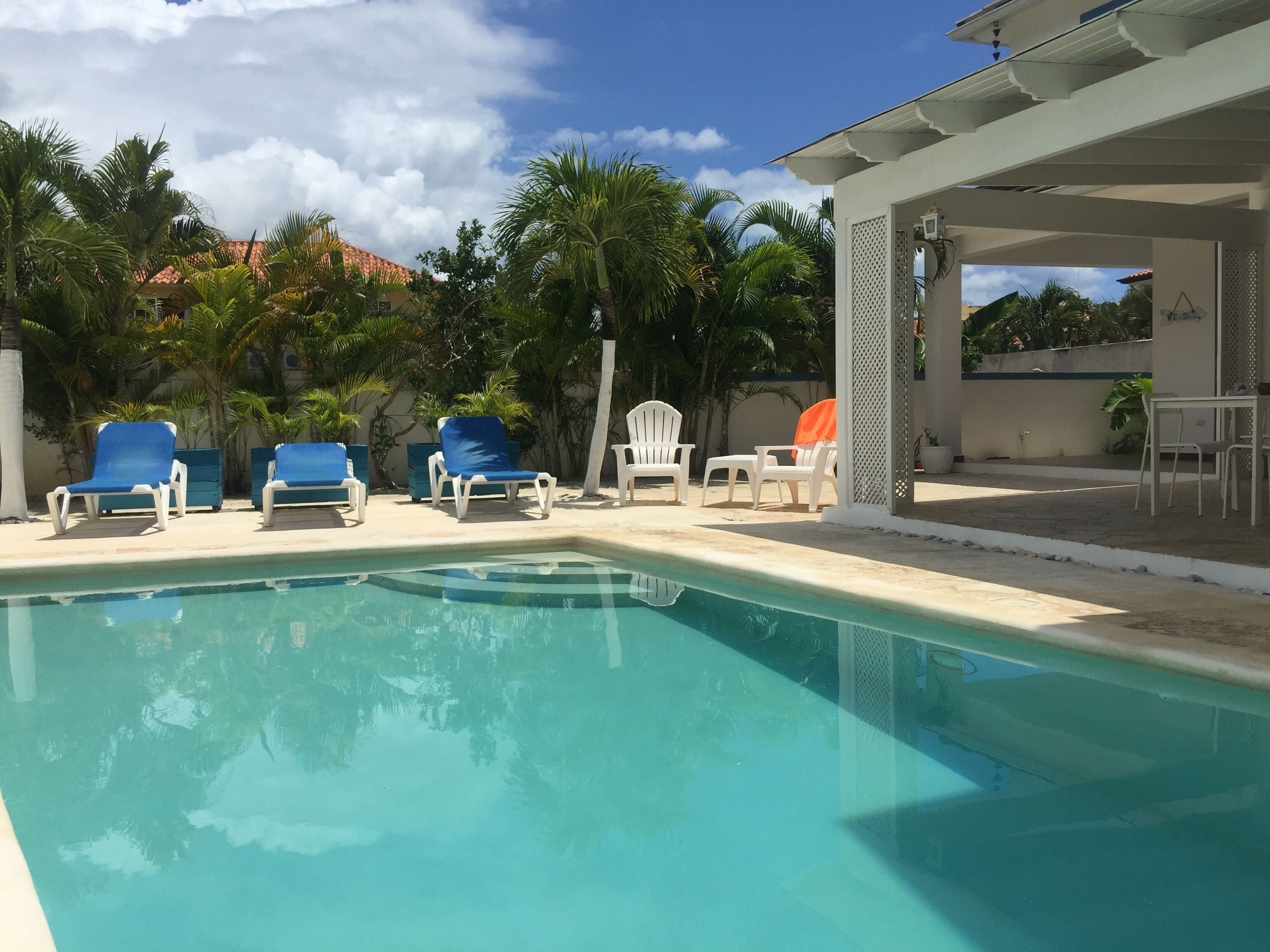 Piscine extérieure, chaises longues