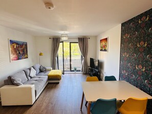 Superior Apartment, Private Bathroom (First Floor CTR 22) | Lounge - Grand Central Apartments, Centro (Derby)