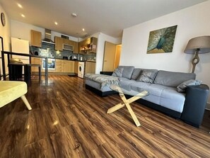 Deluxe Apartment, Private Bathroom, Courtyard View (Ground - CTR 18 ) | Dining - Grand Central Apartments, Centro (Derby)