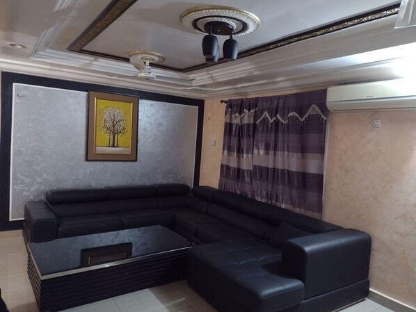 ジュニア アパートメント 1 ベッドルーム キッチン | リビング エリア | 薄型テレビ