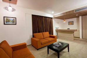 Flat-screen TV - Hotel Rasika (Kolhapur)