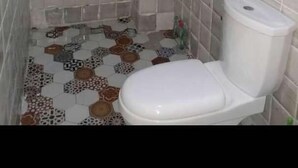 Căn hộ tiện nghi đơn giản, 1 phòng ngủ | Phòng tắm | Buồng tắm vòi sen, khăn tắm 