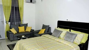 Căn hộ Deluxe, 1 phòng ngủ | 1 phòng ngủ, màn/rèm cản sáng, bàn ủi/dụng cụ ủi quần áo 