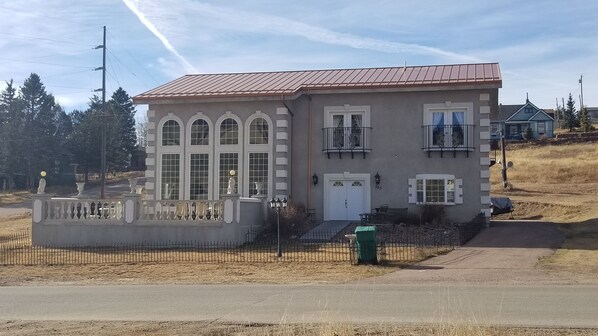 Luksustalo, vuoristonäköala | Majoituspaikan julkisivu