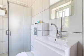 Ducha, artículos de tocador gratuitos, secador de pelo, pantuflas