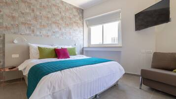 Luxury Suite | Minibar, in-room safe, desk, soundproofing