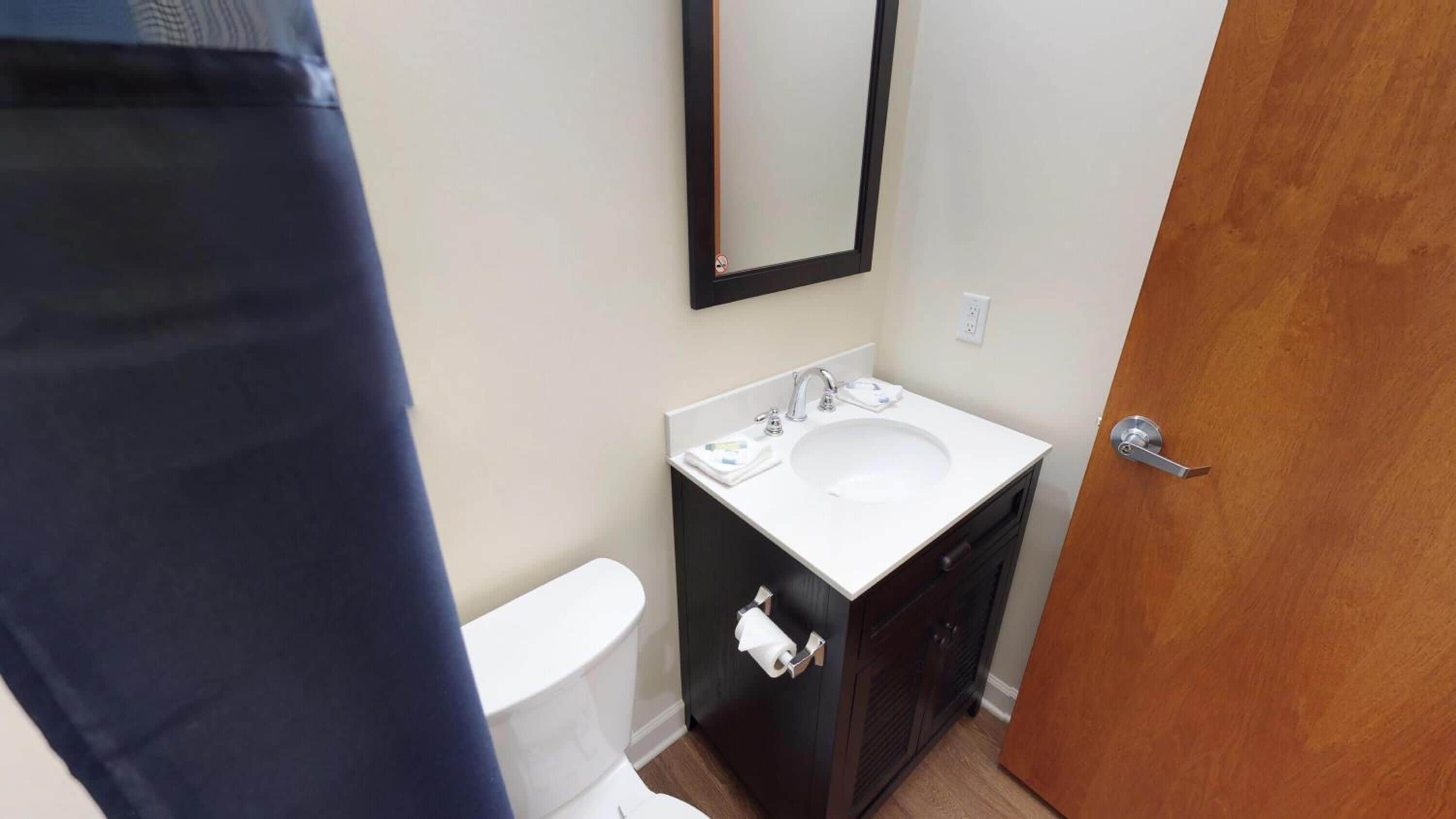 combined shower/bathtub, towels