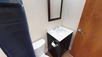 Kombinasi shower/bathtub dan handuk