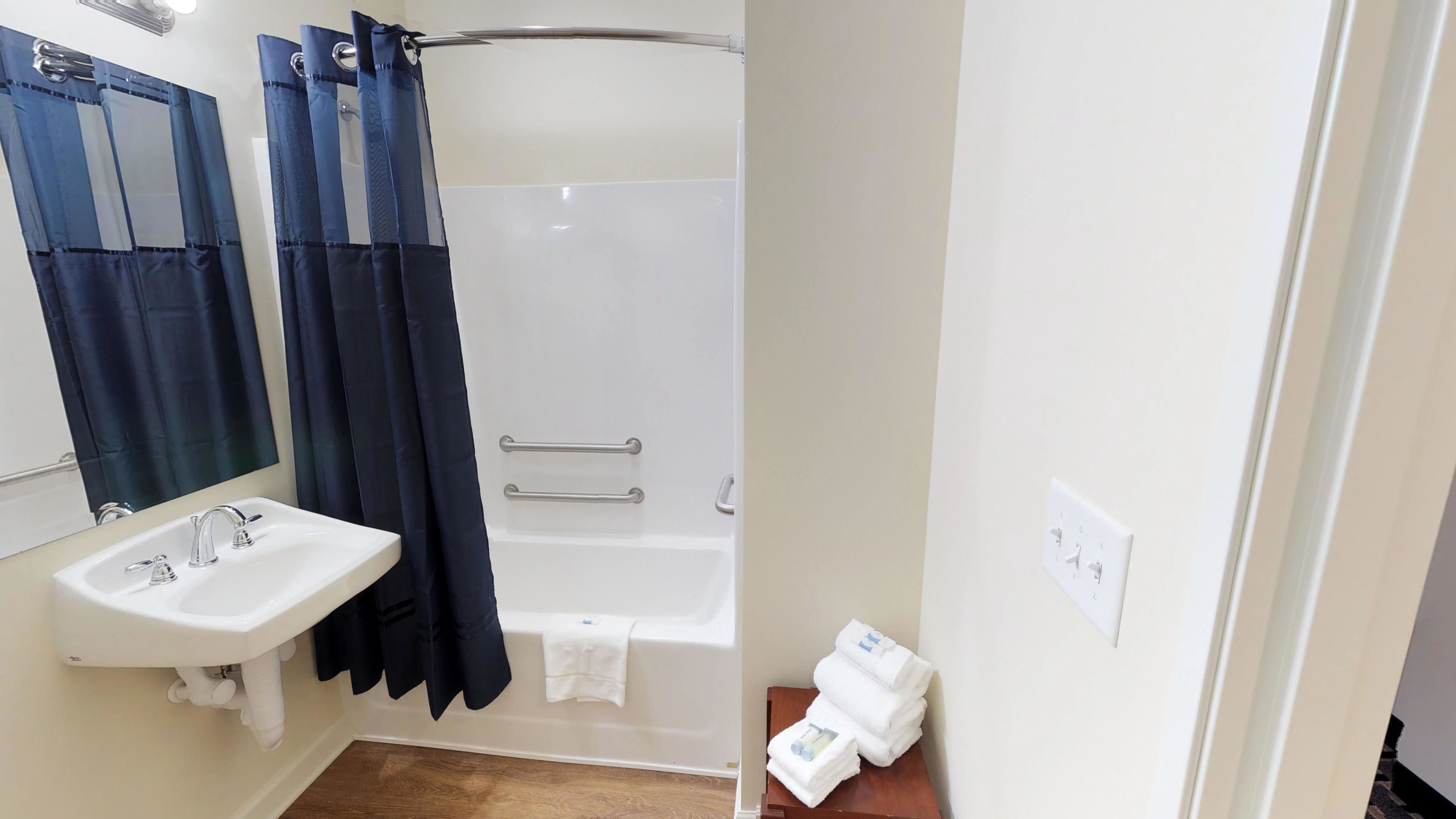 combined shower/bathtub, towels