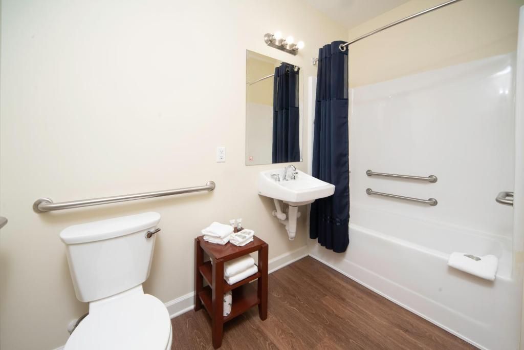 Un baño con inodoro, lavamanos y bañera.