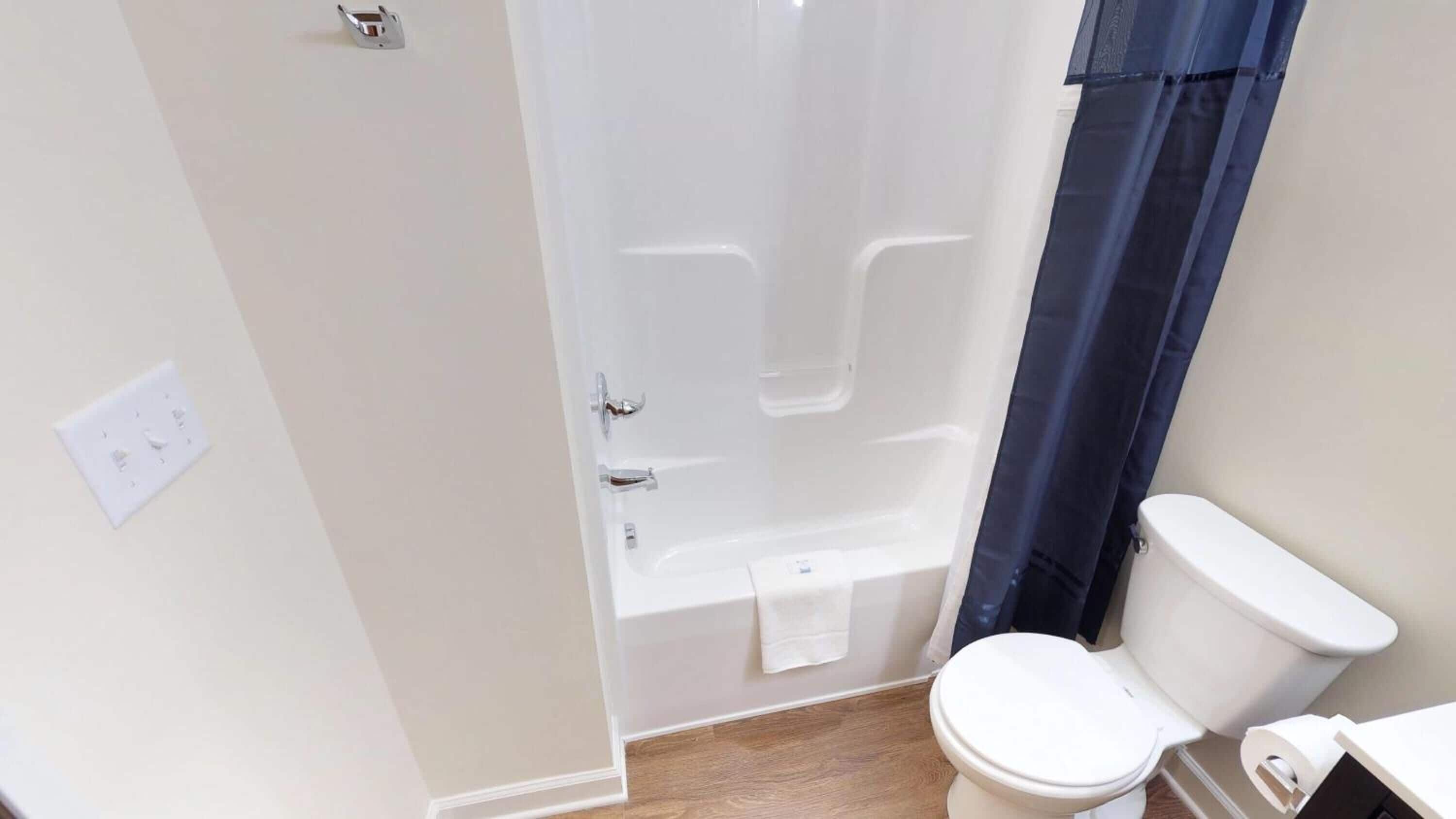 combined shower/bathtub, towels