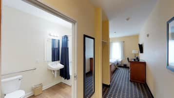 Combined shower/tub, towels