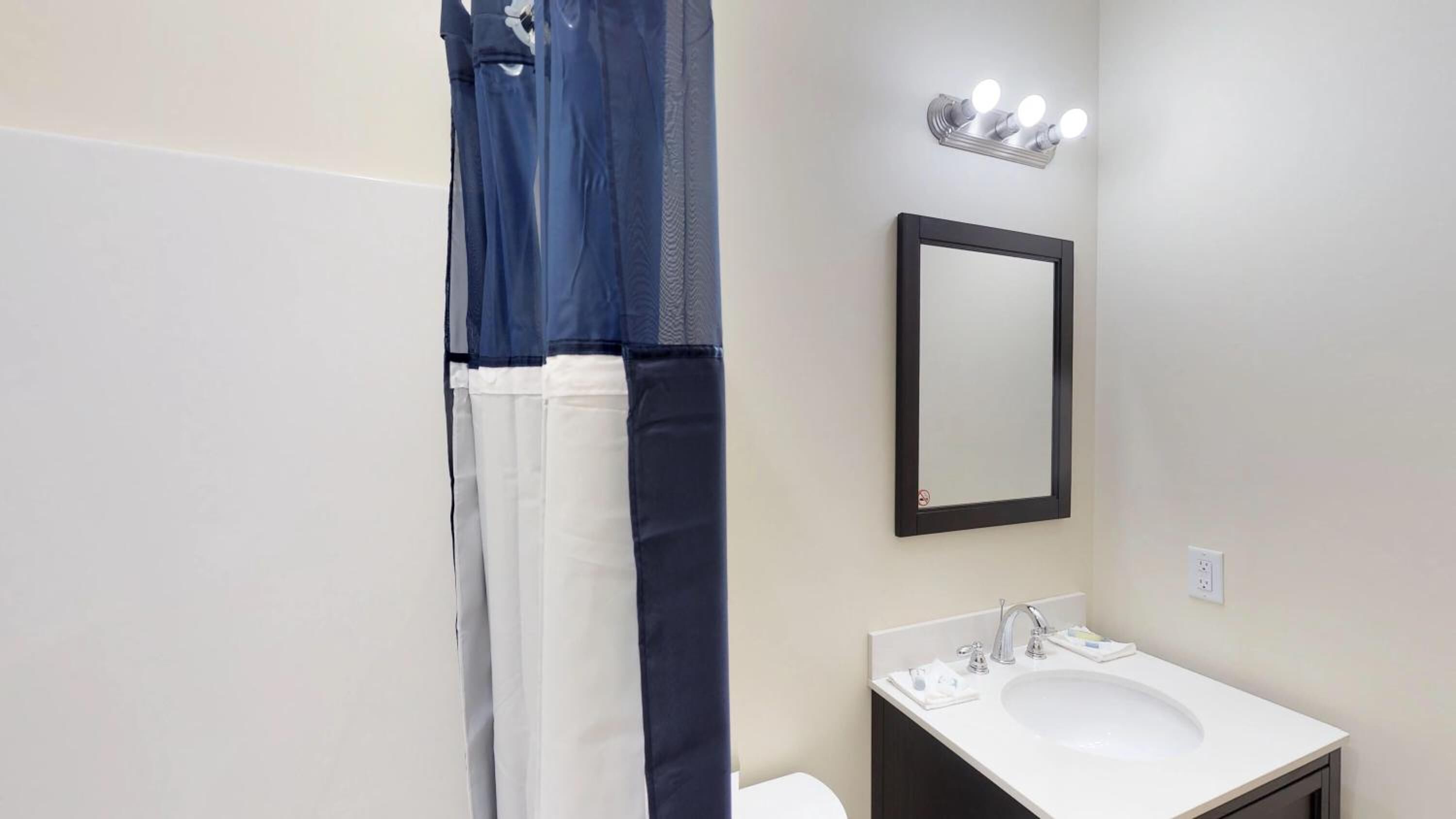 combined shower/bathtub, towels