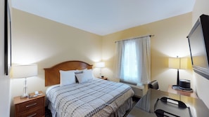 Een kluis op de kamer, een bureau, gratis wifi, beddengoed