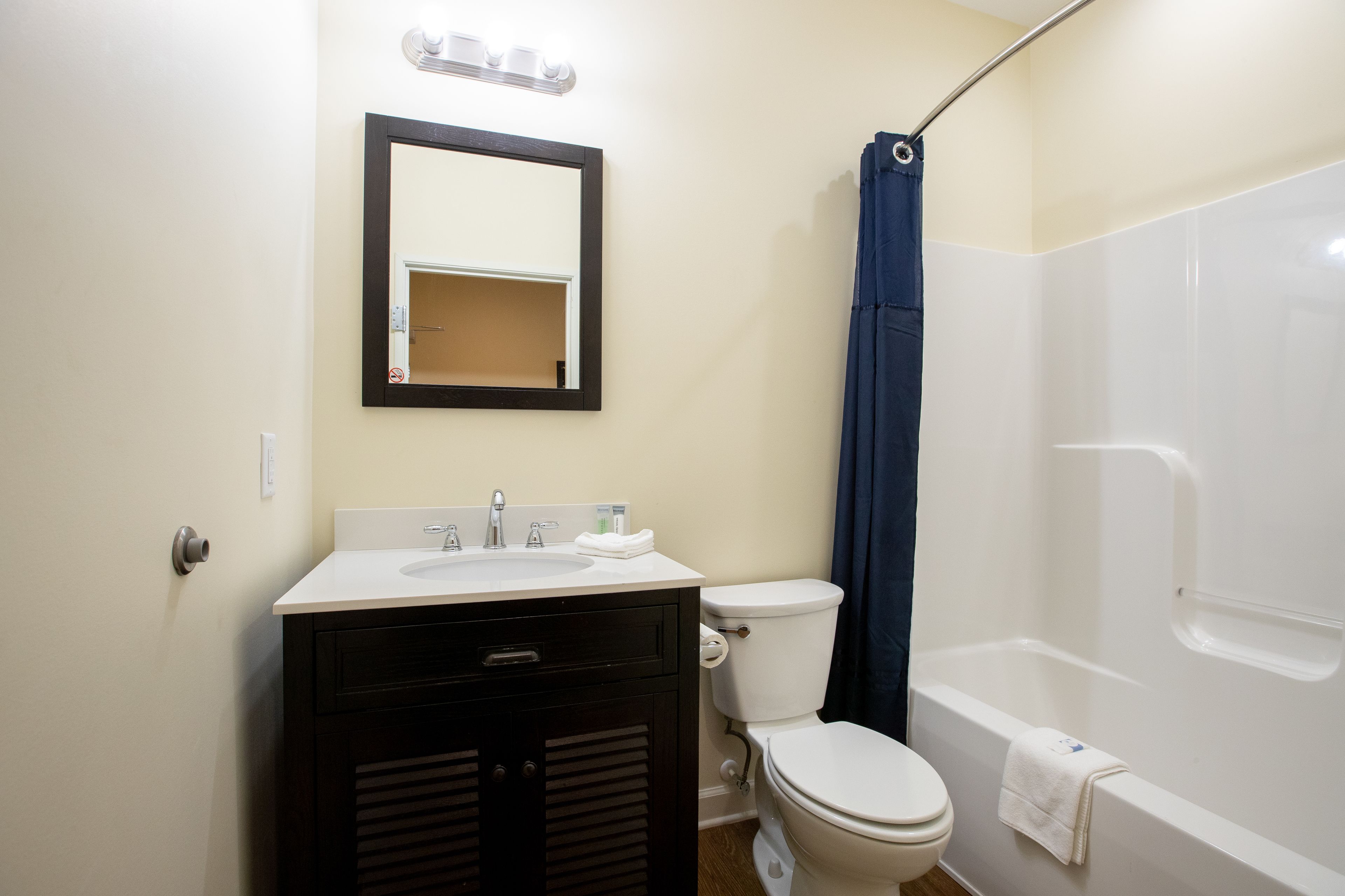 combined shower/bathtub, towels