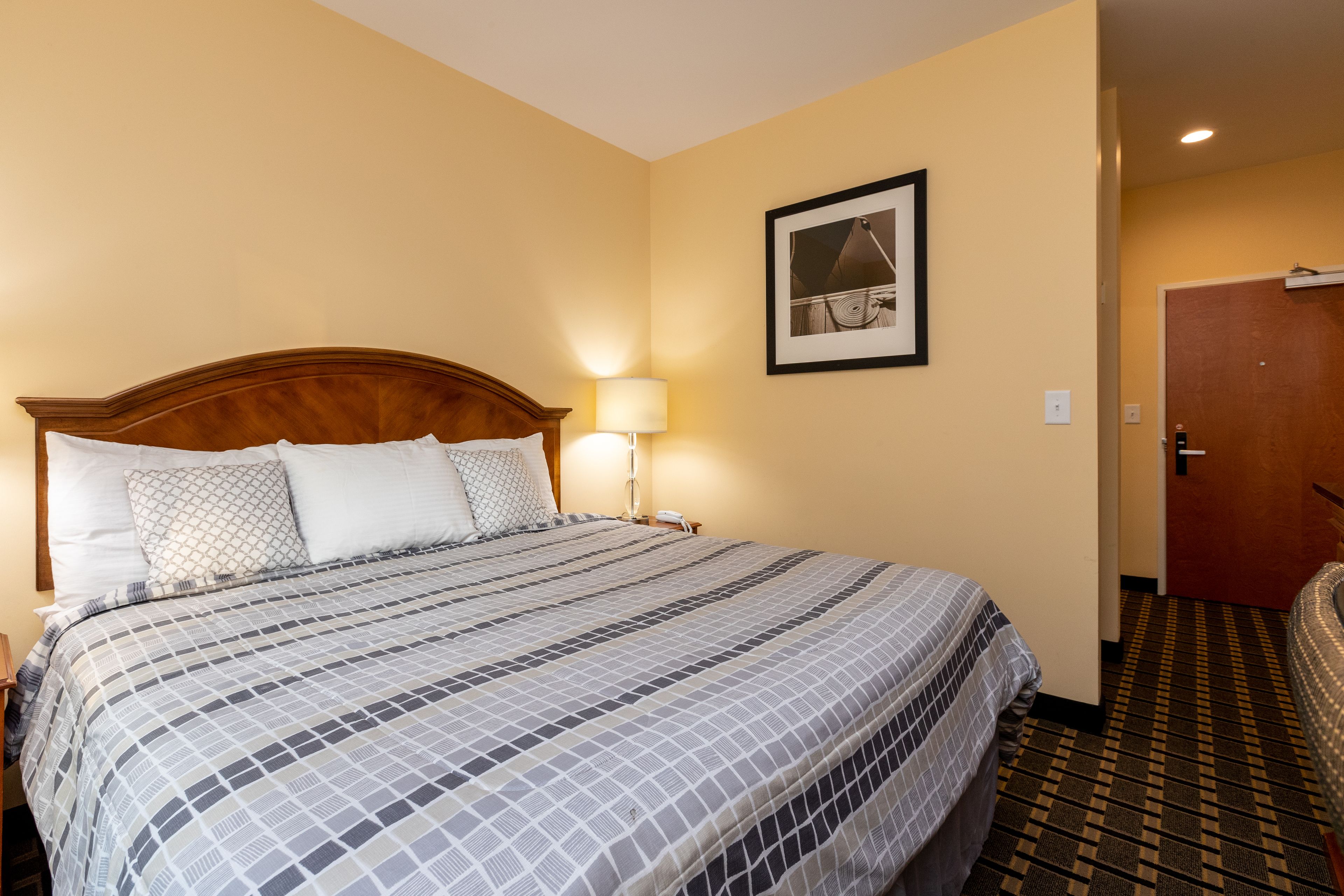 traditional room, 1 king bed | in-room safe, desk, free wifi, bed sheets