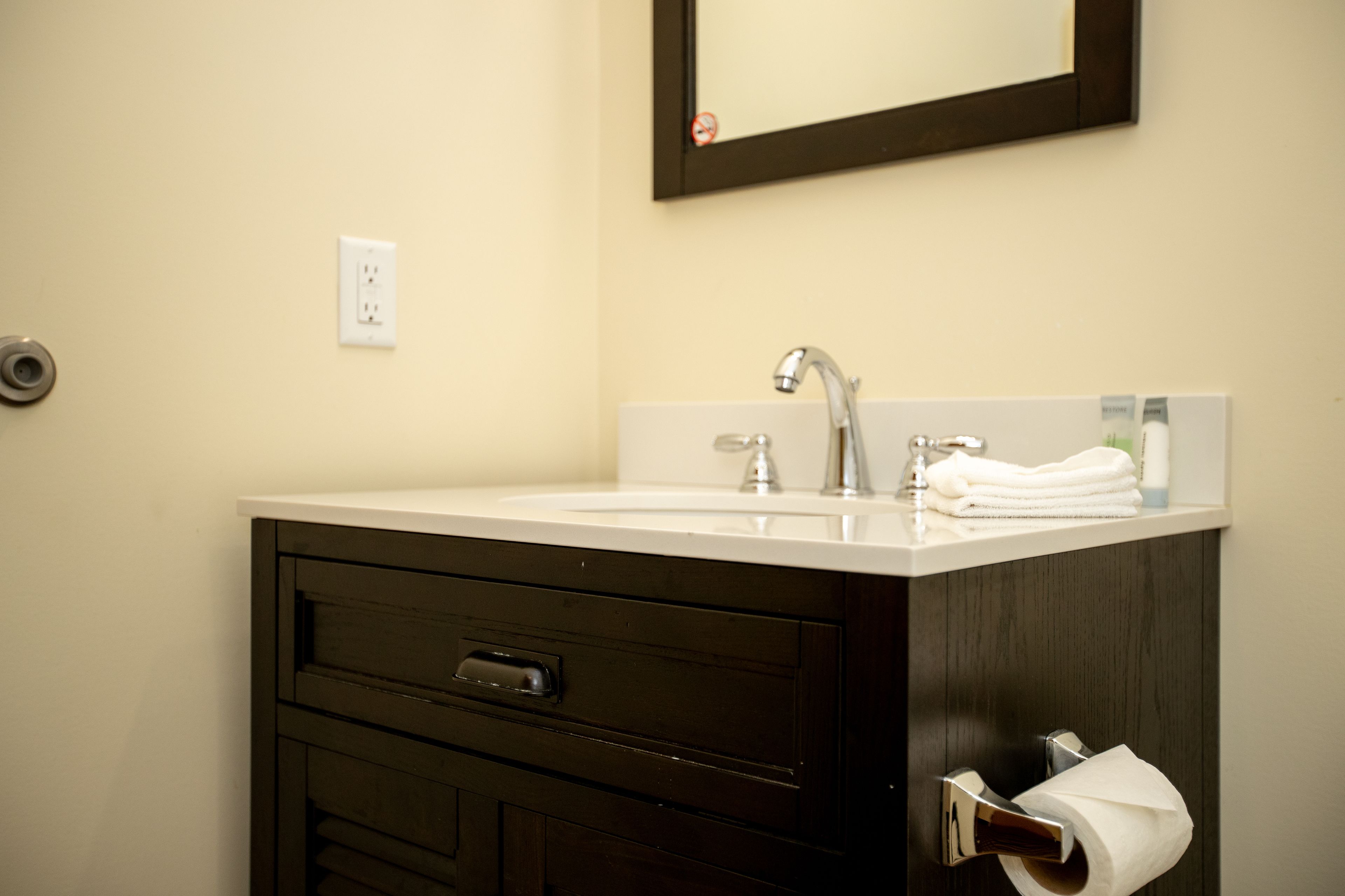 traditional room, 1 king bed | bathroom | combined shower/bathtub, towels