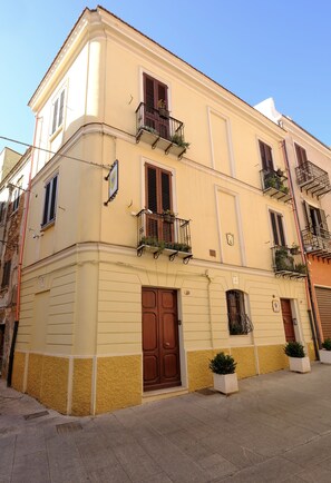 Vista frontal de la propiedad