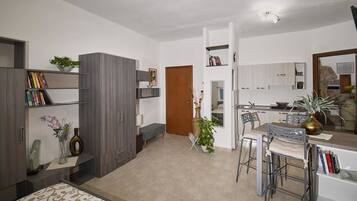 Estudio, planta baja | Cocina básica privada | Frigorífico, placa de cocina y utensilios de cocina