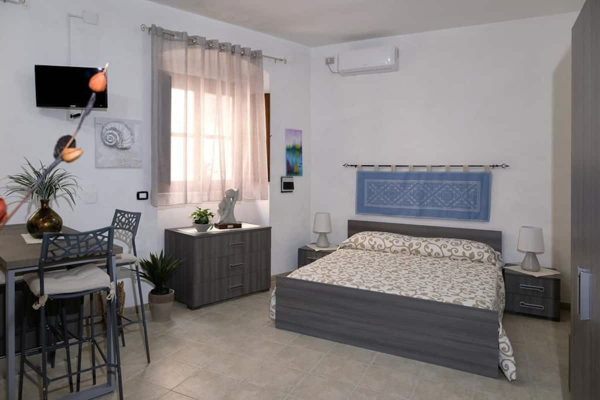 Studio, Ground Floor | 1 bedroom, soundproofing, free cots/infant beds, free WiFi