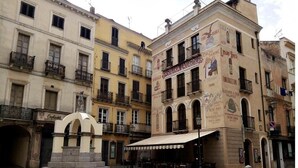 A historic building with a café terrace and outdoor seating. - Bed & Breakfast L'aquilino (Iglesias)