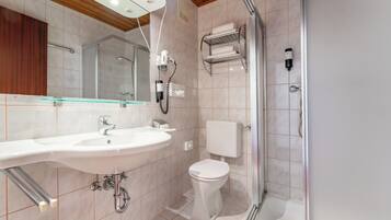 Dusche, kostenlose Toilettenartikel, Haartrockner, Bademäntel