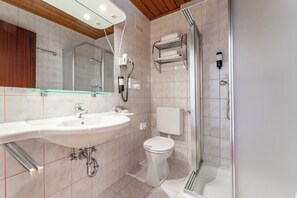 Chuveiro, produtos de toalete grátis, secador de cabelo 