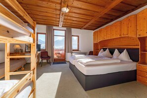 Familierom | Sengetøy av topp kvalitet, dundyner, safe på rommet og skrivebord