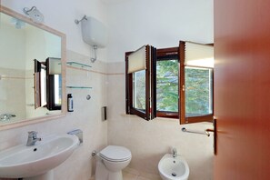 Kostenlose Toilettenartikel, Haartrockner, Hausschuhe, Handtücher