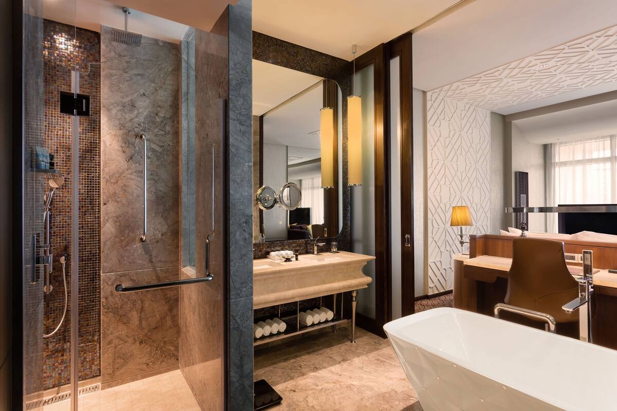 separate bathtub and shower, rainfall showerhead, free toiletries