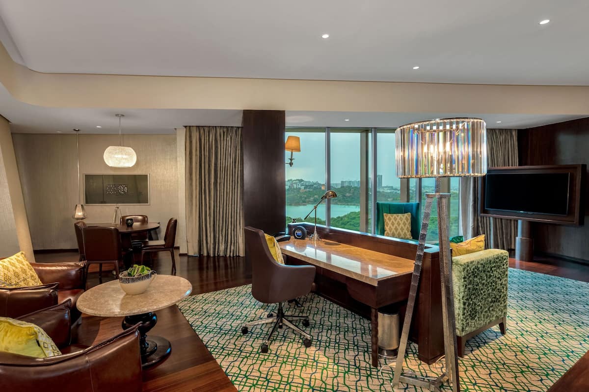 Suite luxueuse, 1 trÚs grand lit, vue sur le lac | 1 chambre, literie de qualité, coffre-fort, bureau