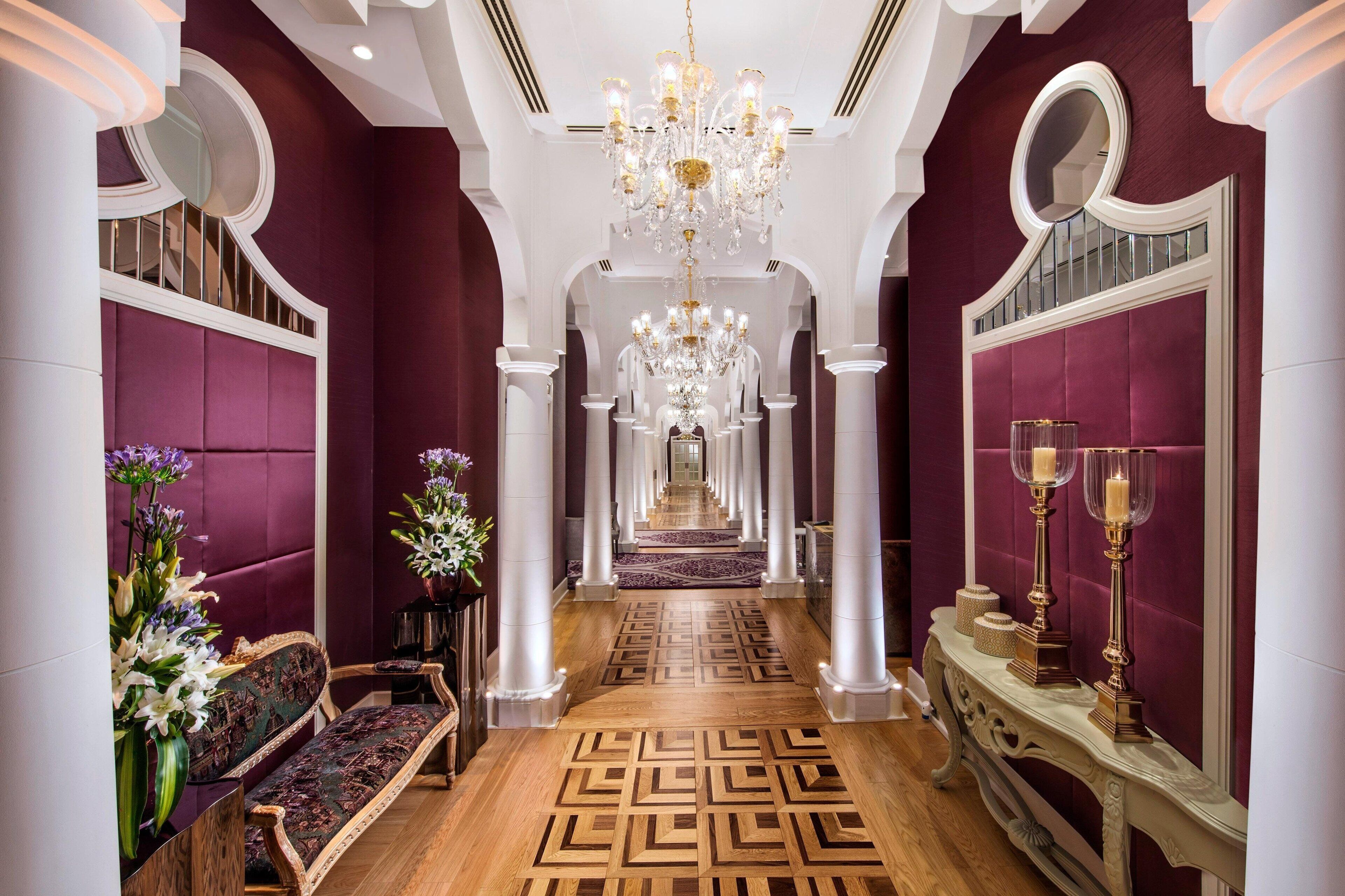 5 restaurants, lunch, dinner served; local and international cuisine 