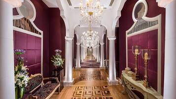 5 restaurants, lunch, dinner served; local and international cuisine